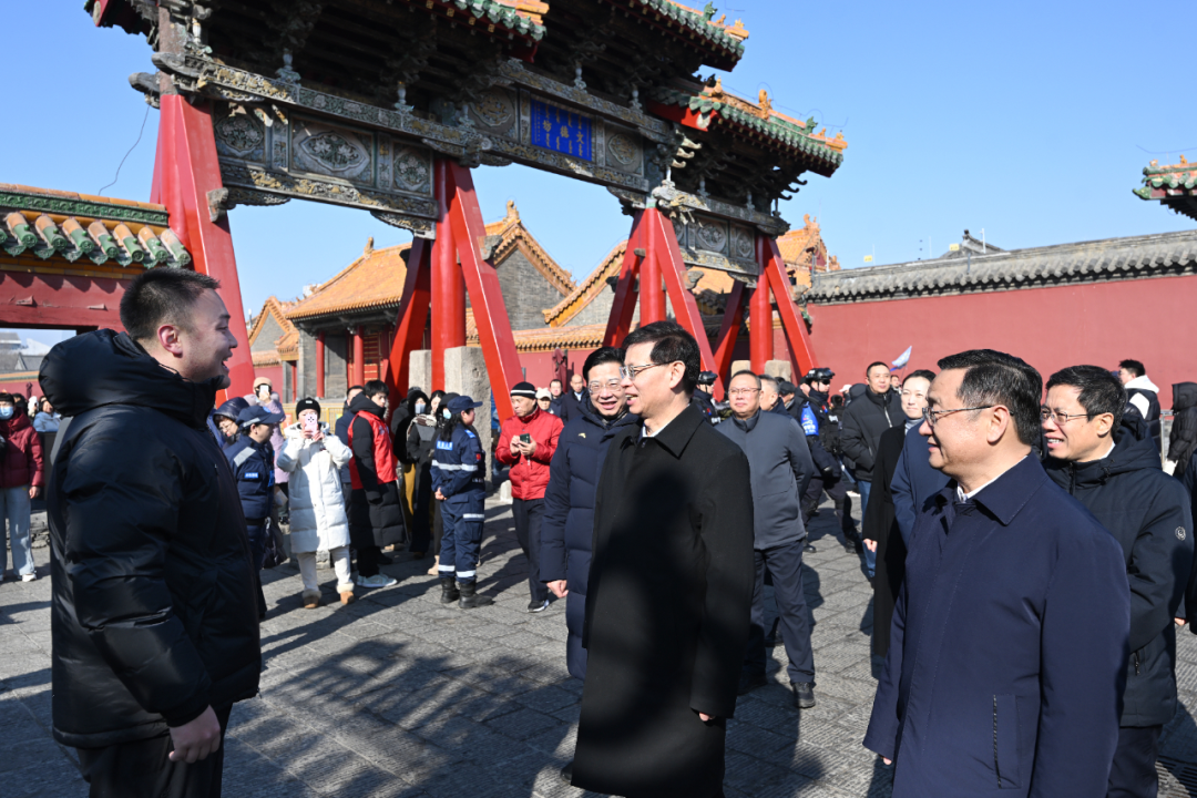 省委书记、省人大常委会主任许昆林，省委副书记、省长王新伟在沈阳故宫门前与游客热情交流。640.png