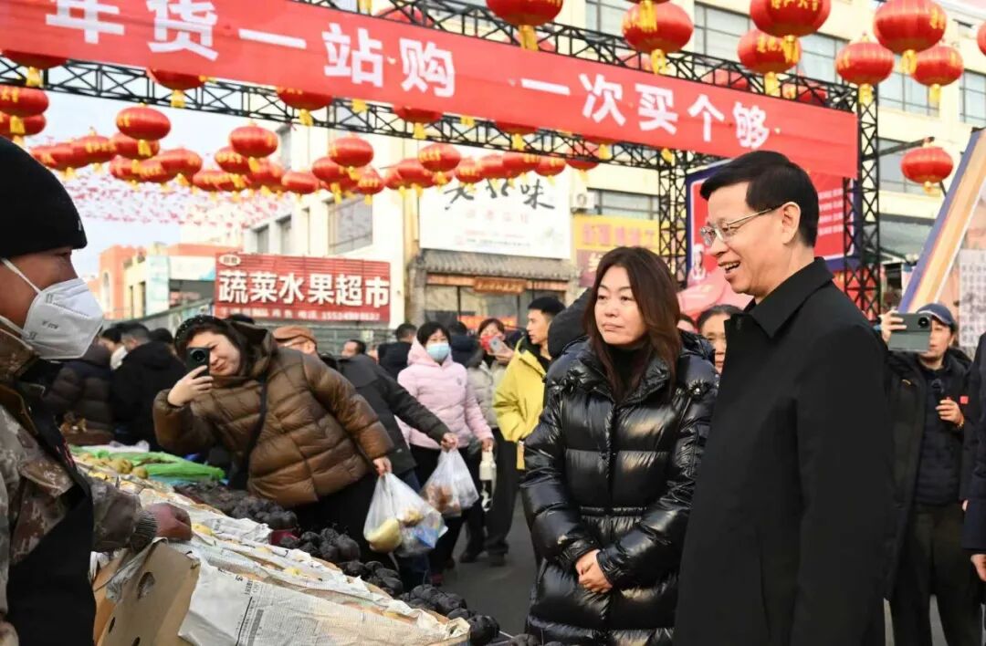 省委书记、省人大常委会主任许昆林在沈阳市于洪区造化大集，实地察看节日市场供应等情况。2026021512185681007.jpeg