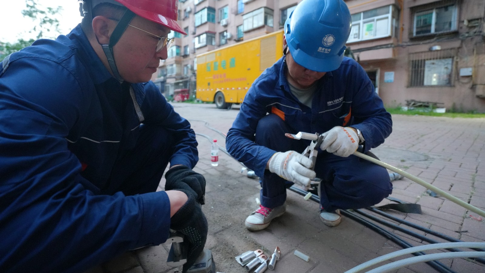 20260717工农街道联动供电部门抢通“光明线”图片2.jpg 20260717工农街道联动供电部门抢通“光明线”图片2.jpg